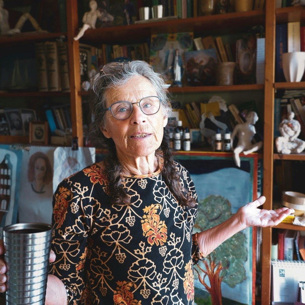 Mujer mayor narrando los recuerdos de su vida durante la grabación de un documental biográfico familiar